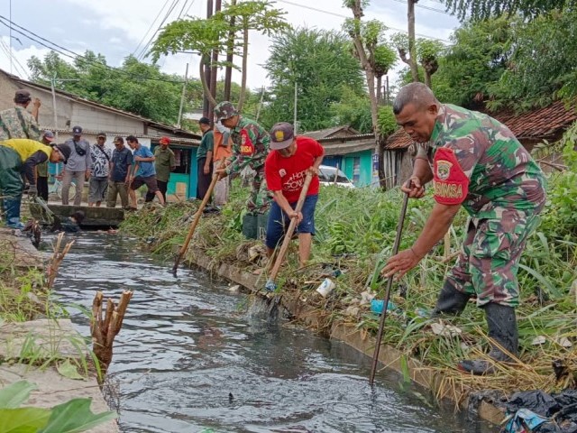 Danramil 10/Sepatan Pimpin Karya Bakti Antisipasi Banjir dan Wabah Penyakit
