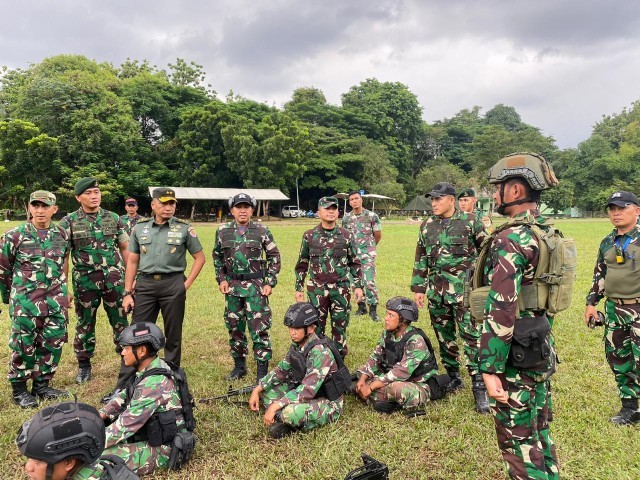 Aslat Kasad Tinjau Pelaksanaan Mobile Training Team Menembak Dasar Tempur di Yonif 201/Jaya Yudha