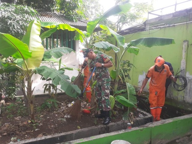 Demi Kebersihan Wilayah Binaan, Babinsa Koramil 02/Sawah Besar Melaksanakan Kerja Bakti Bersama Warga