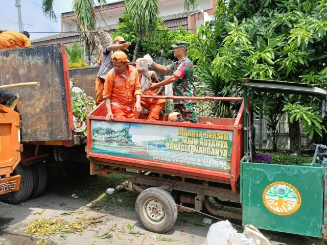Babinsa Koramil 05/KJ Bersama Tiga Pilar Laksanakan Karya Bakti Bersihkan Lingkungan