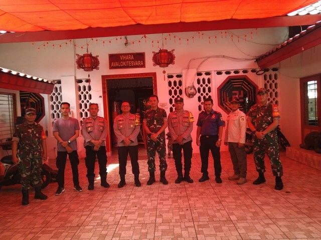Menyambut Tahun Baru Imlek 2575, Danramil 01/Tamansari Bersama Kapolsek Tamansari Kunjungi Wihara