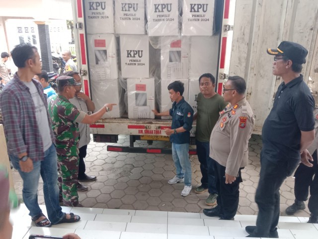 Pastikan Logistik Pemilu Aman, Danramil 11/Pebayuran Kawal Pendistribusian Logistik Di Kelurahan Kertasari 