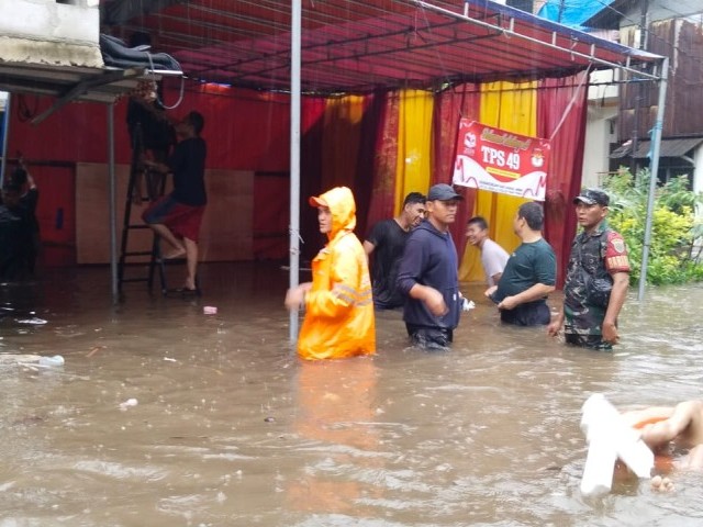 Babinsa, Bhabinkamtibmas Kelurahan Rawa Terate Bersama Warga Bantu Pindahkan TPS Banjir