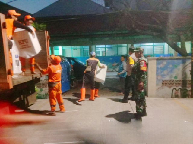 Pastikan Aman dan Kondusif, Babinsa Koramil 03/GP dan Tiga Pilar Jelambar Baru Kawal Pendistribusian Logistik Pemilu 2024