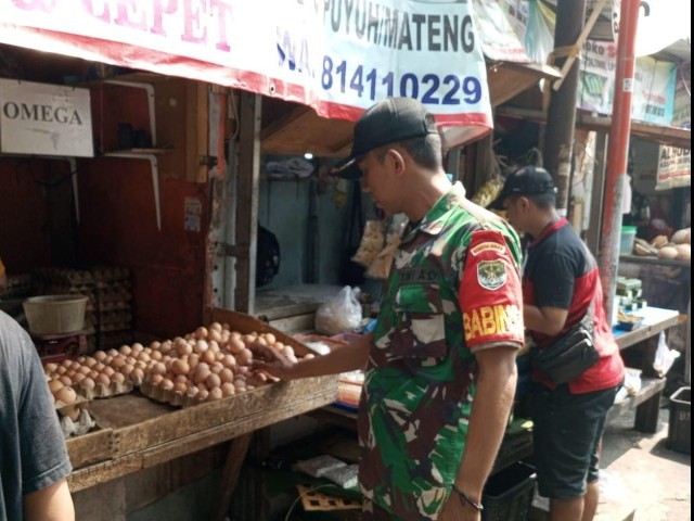 Terjun Langsung Ke Pasar Tradisional, Babinsa Koramil 05/KJ Cek Harga Sembako