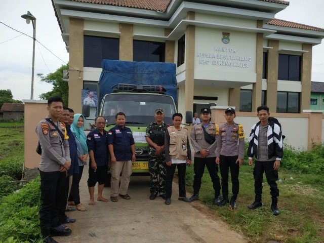 Babinsa dan Bhabinkamtibmas Kawal Pendistribusian Logistik Pemilu Ke Kecamatan Gunung Kaler