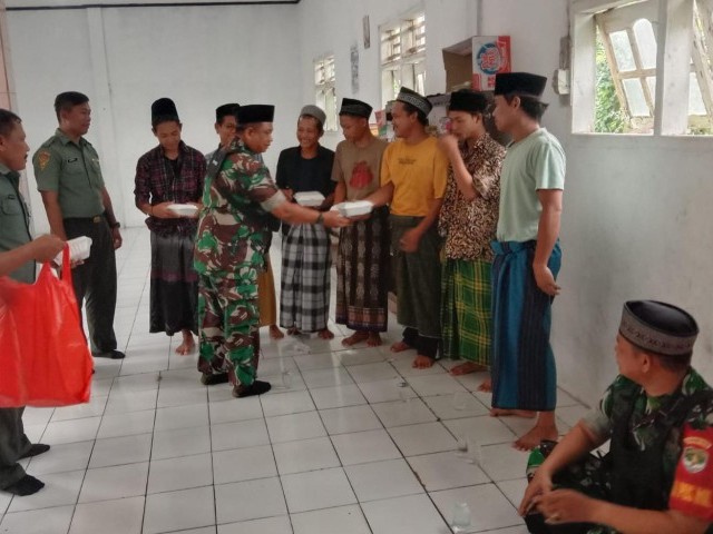 Peduli Santri, Danramil 05/Balaraja Pimpin Jum'at Berkah