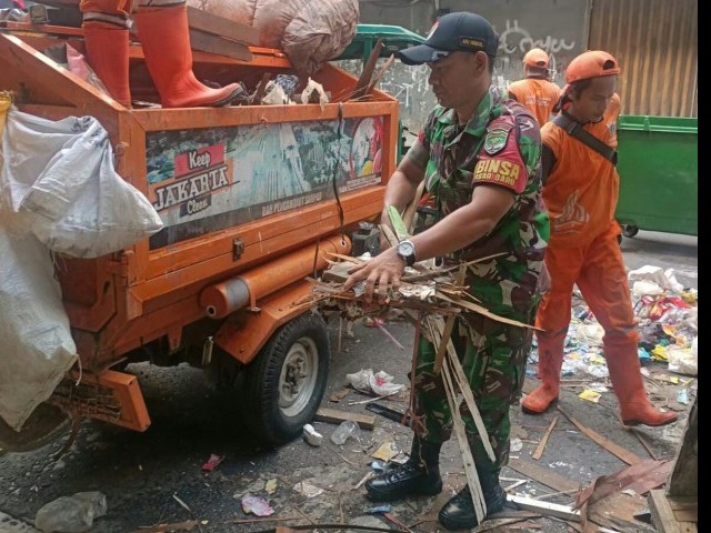 Babinsa Koramil 02/Sawah Besar Bersama Warga dan Anggota PPSU Melaksanakan Kerja Bakti