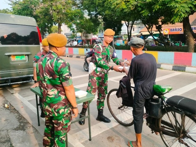 Prajurit Rangkok Batalyon Arhanud 6/BAY Gelar Aksi Bakti Sosial Bertajuk Jumat Berkah