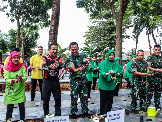 Danbrigif 1/Jaya Sakti bersama Walikota Jakarta Timur Tanam Cabai dan Benih Ikan Nila