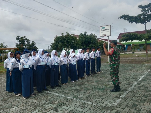 Babinsa Koramil 10/Sepatan Berikan Pembekalan LDK di SMPN 3 Sepatan