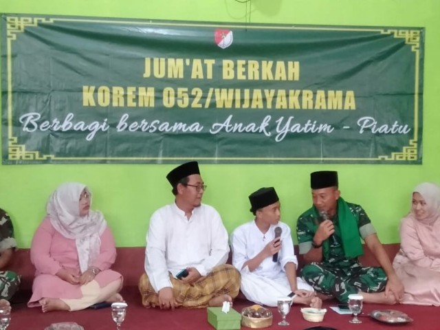 Jumat Berkah Rutin, Danrem 052 /Wkr Berikan Santunan di Yayasan Bahrul Ulum