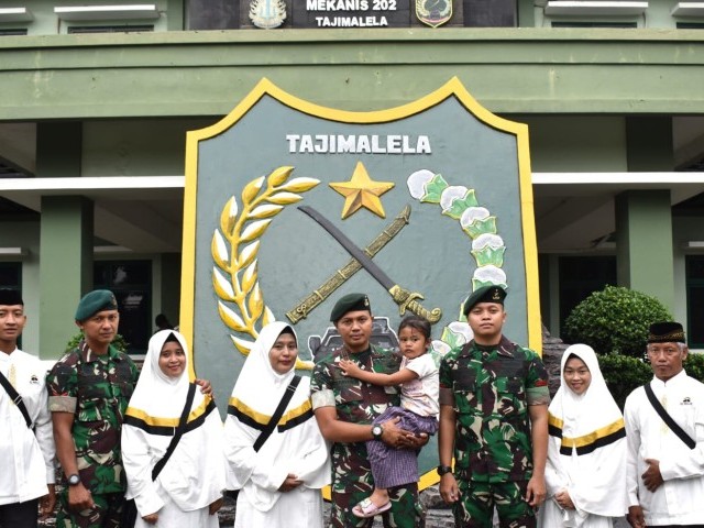 Upacara Pemberangkatan Jama'ah Umroh Yang Mendapatkan Reward dalam Perayaan HUT Yonif 202/Tajimalela