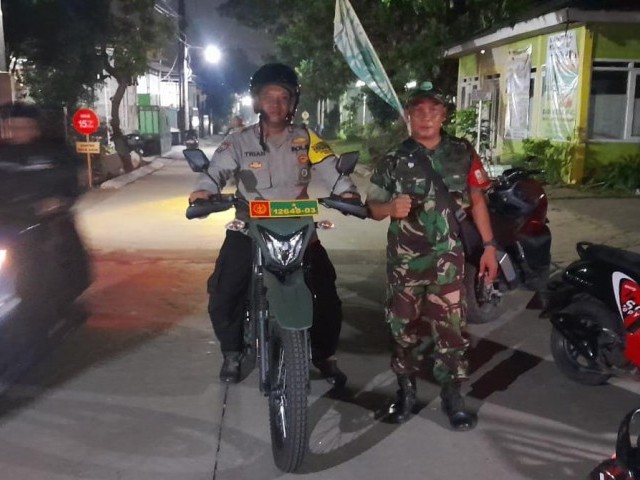 Solidkan Sinergitas, Babinsa dan Bhabinkamtibmas Patroli Bersama Ciptakan Kondusifitas Wilayah