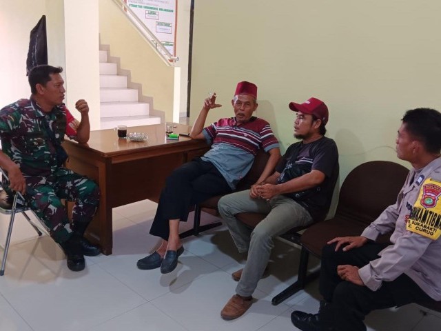 Tingkatkan Kamtibmas, Babinsa Komsos Dengan Tokoh Masyarakat