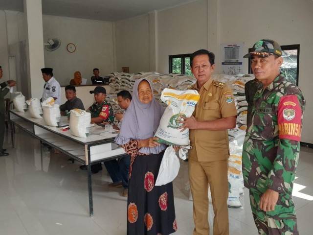Dampingi Pendistribusian BP-CBP, Babinsa Pastikan Tepat Sasaran