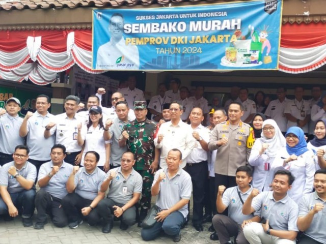 Danramil 03/GP Hadiri Kunjungan Pj Gubernur DKI Jakarta Dalam Giat Penjualan Sembako Murah