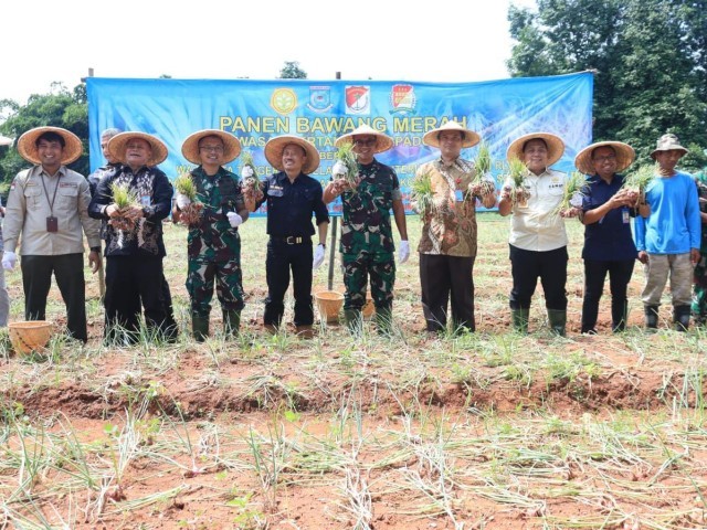 Danrem 052/Wkr Hadiri Panen Raya Bawang Merah Perdana di Tangerang Selatan
