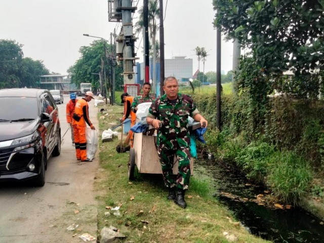 Peduli Lingkungan, Babinsa Koramil 06/Cakung Giat Karya Bakti