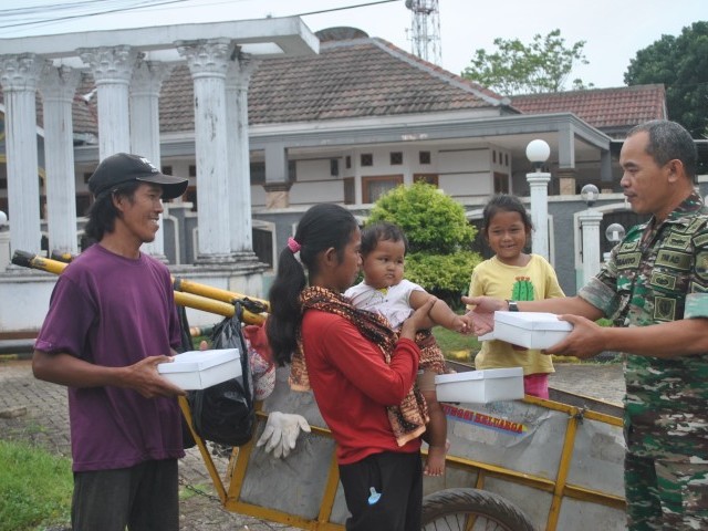 Jumat Berkah Kodim 0510/Tigaraksa, Berbagi Itu Sungguh Mulia