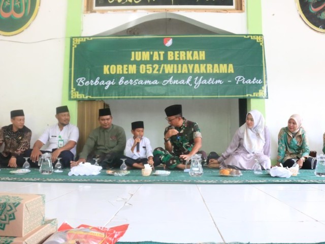 Jumat Berkah, Danrem 052/Wkr Berikan  Santunan ke Yayasan Hidayatus Sholihin 