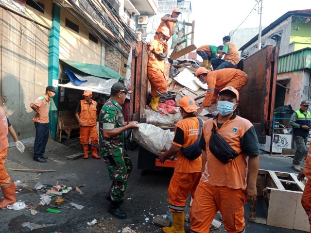Peduli Kebersihan, Babinsa Koramil 08/Johar Baru dan Anggota PPSU Melaksanakan Kerja Bakti Bersama
