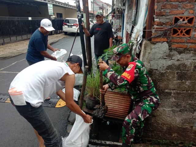 Karya Bakti, Koramil Jatinegara Bersihkan Saluran Air Warga Bidara Cina