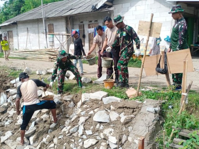 Antisipasi Terjadinya Longsor, Satgas TMMD Ke 119 Membangun Turap di Kampung Embung Ceger