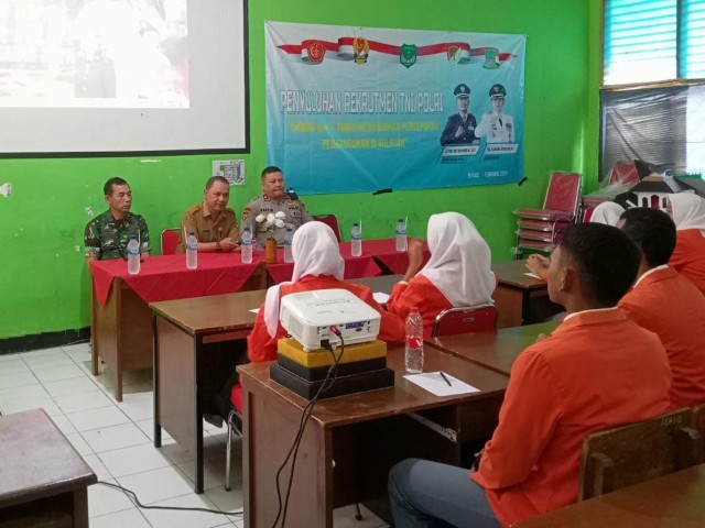 Satgas TMMD Ke 119 Kampanyekan Penyuluhan Rekrutmen Anggota TNI-POLRI di SMAN 1 Karangbahagia