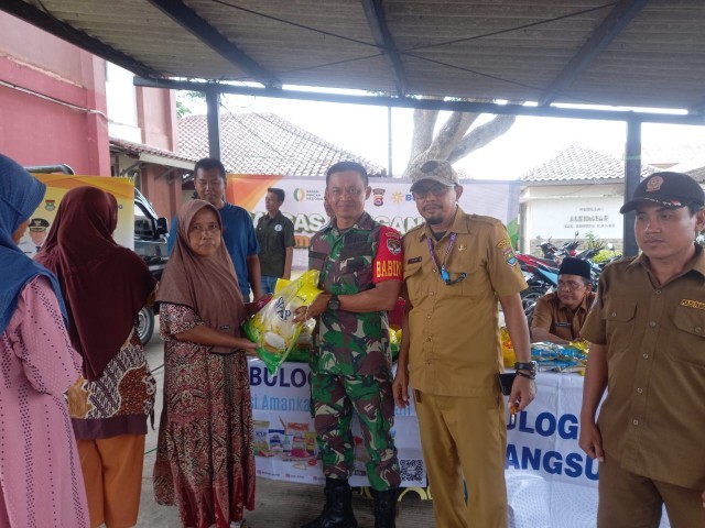 Satgas Pangan Siaga Aksi Amankan Harga Pangan, Sertu Arifin Monitoring Bazar Murah