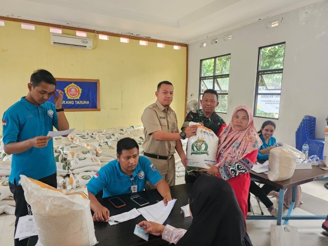Bantu Kesulitan Disekelilingnya, Babinsa Koramil 06/Cakung Salurkan Bantuan Beras ke Warga