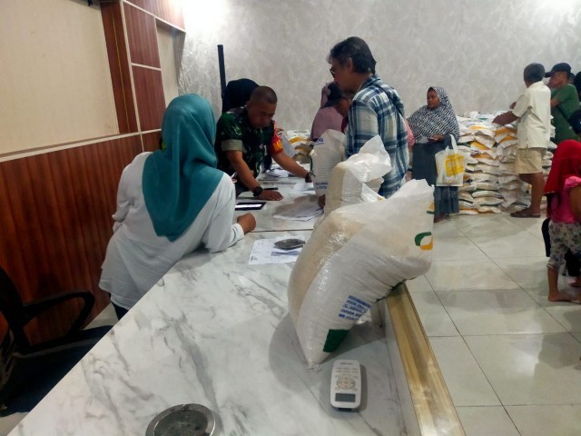 Danramil 05/Balaraja Pantau Pendistribusian Beras Bulog Untuk Warga