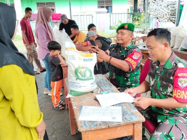 Tekan Laju Inflasi, Anggota Koramil 13/Cisoka Bantu Distribusikan Beras