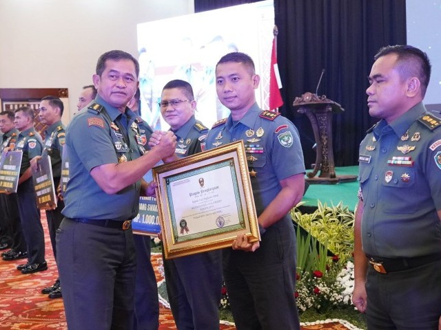Rapim TNI AD, Kasad Berikan Penghargaan Kepada Resimen Arhanud 1/F