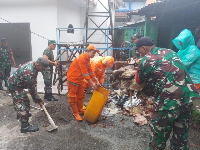Karya Bakti Pembersihan Lingkungan Sarana Ibadah Masjid Oleh Koramil Kramatjati