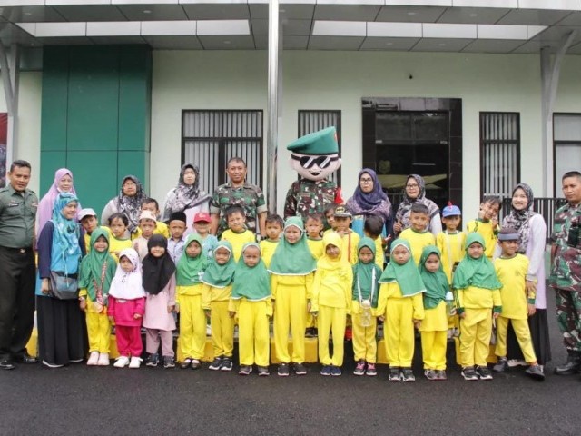 Ingin Mengenal Dekat Dengan TNI, Anak-Anak TK Kunjungi Kodim 0507/Bekasi