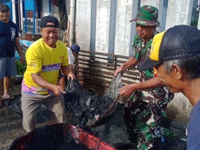 Cegah Banjir, Babinsa Bersama Warga Bersihkan Gorong-gorong di Lingkungan