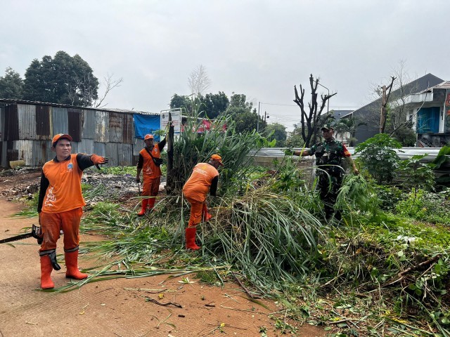 Jaga Kebersihan Lingkungan dan Antisipasi Banjir, Babinsa Koramil 05/KJ Bersama Tiga Pilar Gelar Karya Bakti