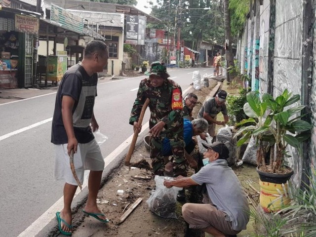 Antisipasi Banjir dan Cegah Wabah Penyakit, Babinsa Lakukan Karbak