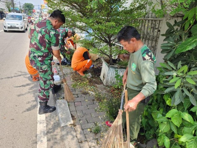 Babinsa Utan Kayu Utara Bersama PPSU dan Mitra Bersihkan Sampah Lingkungan