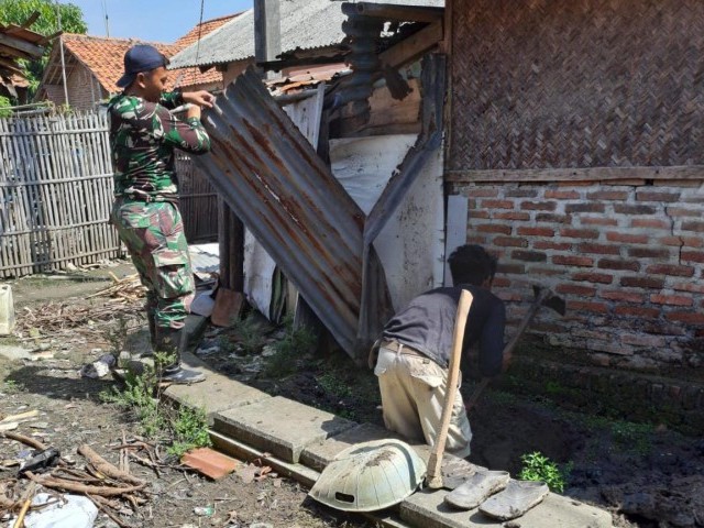 Satgas TMMD Ke-119 Gotong Royong Bangun MCK Bersama Masyarakat