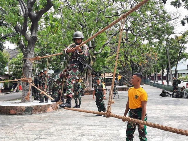 Batalyon Arhanud 6/BAY Melaksanakan Program Progbinjas Beladiri Taktis dan Mountaineering