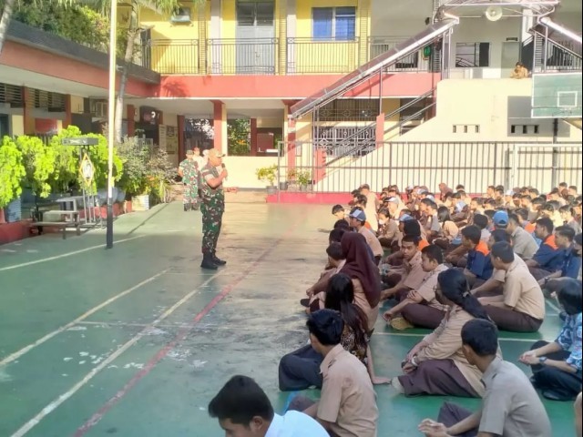 Berikan Wawasan Kebangsaan, Wadanramil 03/Pasar Minggu Army Go To School Ke SMK Bunda Kandung