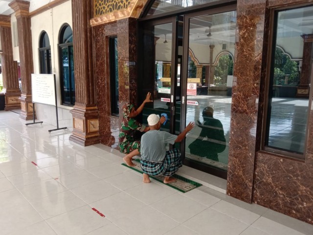 Karya Bakti, Danramil 05/Balaraja Bergotong Royong Bersama Muspika Bersihkan Lingkungan Masjid