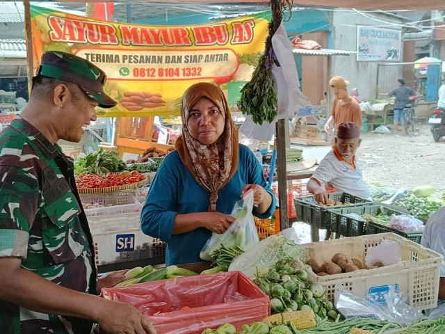 Antisipasi Lonjakan Harga Sembako Jelang Ramadhan, Babinsa Peltu Ampa Uleng  Pantau di Pasar Patra