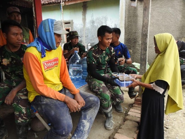 Kopi Mak Ijah, Coretan Cerita Satgas TMMD ke-19 Melepaskan Lelah