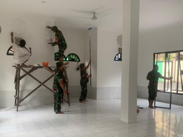 Menjaga Kebersihan dan Memperindah Mushola An-Nur Oleh Koramil Kramatjati