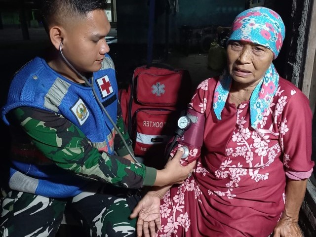 Tim kesehatan Satgas TMMD Ke 119 Kodim 0509/Kab.Bekasi memberikan pelayanan kesehatan kepada Warga 