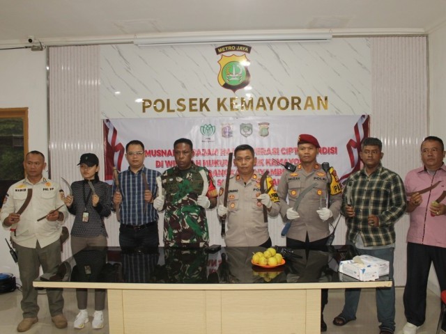 Wadanramil 07/Kemayoran Ikuti Proses Pemusnahan Sajam Menjelang Bulan Puasa Yang Digelar Polsek Kemayoran