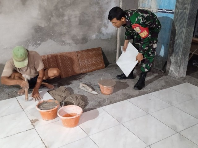 Bakti Sosial, Koramil Cakung Bantu Renovasi Mushola Ath-Thoyyibah Pulogebang